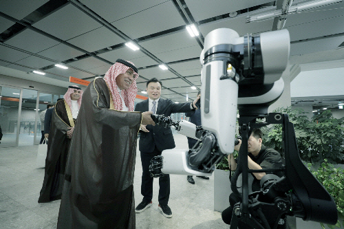 29일 네이버 1784를 방문한 마지드 알 카사비 사우디아라비아 상무부 장관이 로봇팔 앰비덱스를 체험하고 있다. 네이버 제공